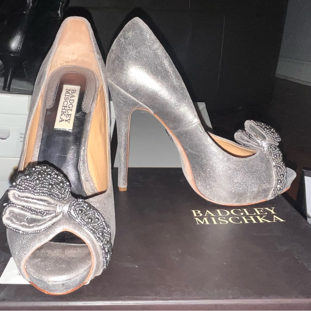 lightly worn Badgley Mischka silver glittery pumps 7.5